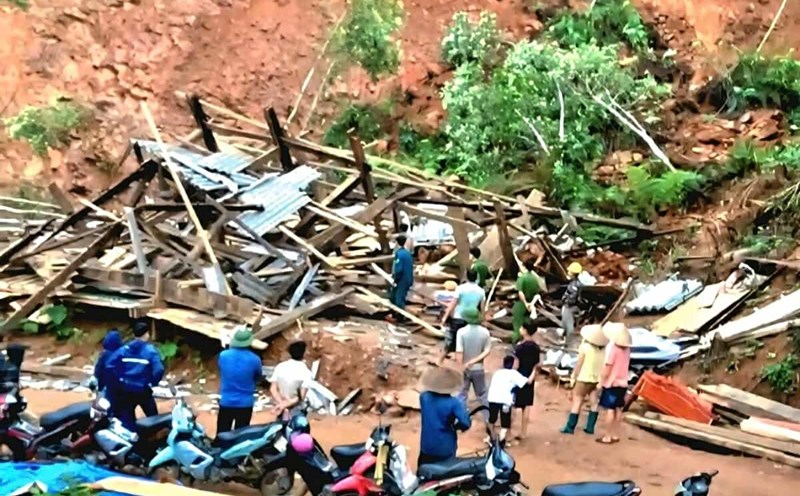 Landslides buried houses in Thuong Nong commune. Photo: CTV