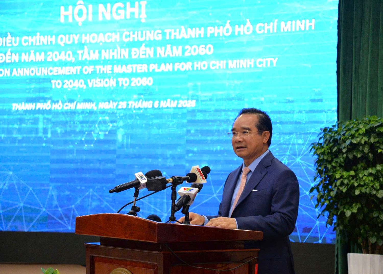 Chu tich UBND TPHCM Nguyen Van Duoc phat bieu tai hoi nghi. Anh: Ha Khanh