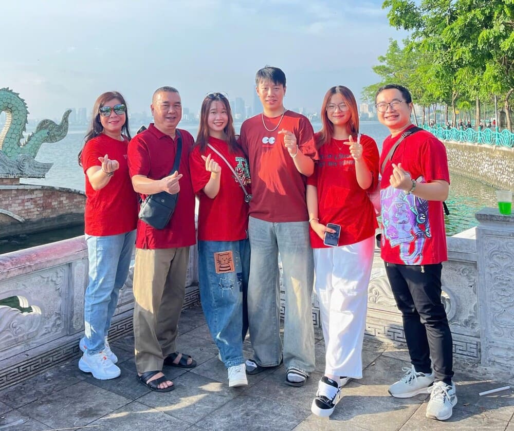 Sharing every moment in life together will help the family always be connected and loving. Photo: Tuan Dat