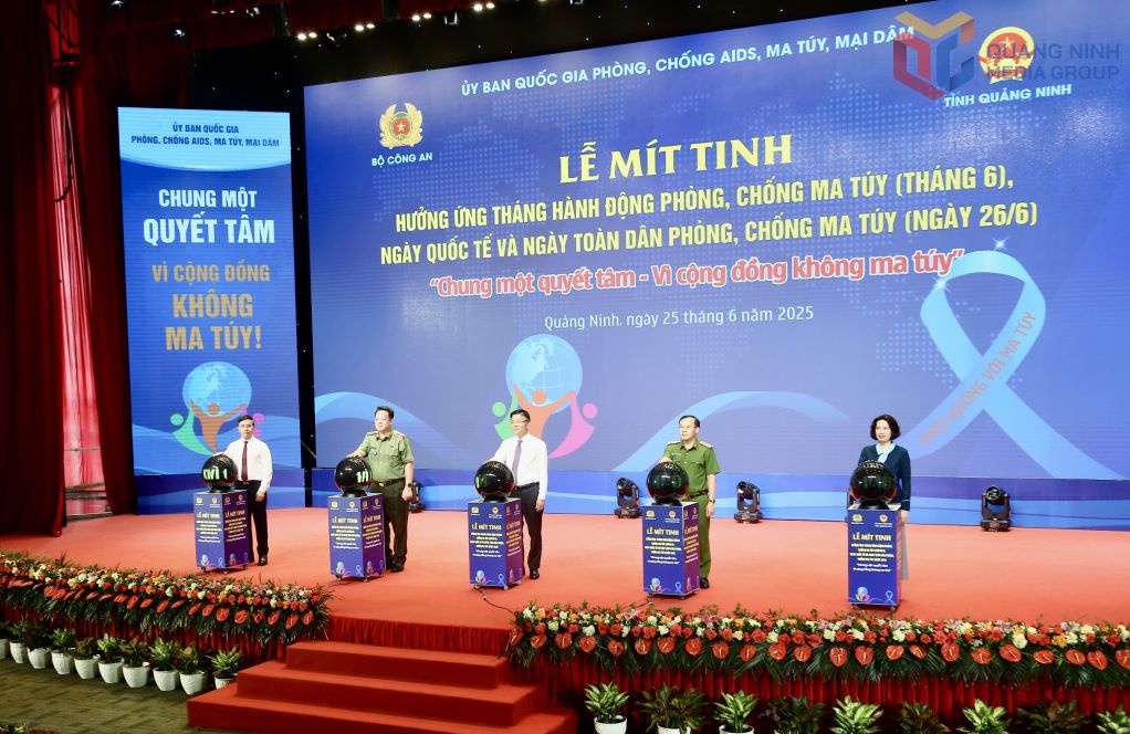 Pho Thu tuong Chinh phu cung cac dai bieu an nut phat dong le mit tinh huong ung Thang hanh dong phong, chong ma tuy, Ngay quoc te va Ngay toan dan phong, chong ma tuy nam 2025. Anh: Trung tam Truyen thong tinh Quang Ninh