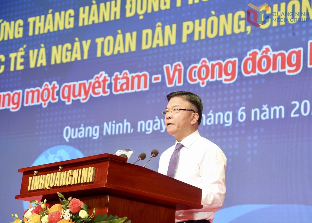 Sr. Le Thanh Long - Miembro del Comite Central del Partido, Viceprimer Ministro, Presidente del Comite Nacional de SIDA, Prevencion y Control de Drogas y Prostitucion, hablando en el Rally. Foto: Quang Ninh Centro de comunicacion provincial