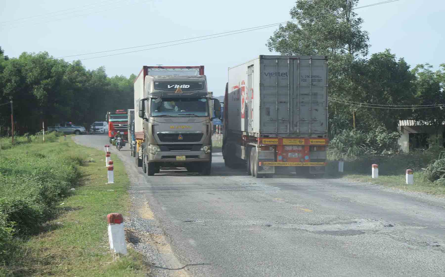El gran flujo de trafico hace que la carretera nacional 12c dañe y se degrade. Foto: Tran Tuan.