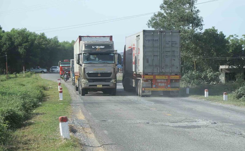 The large traffic volume caused National Highway 12C to be damaged and degraded. Photo: Tran Tuan.