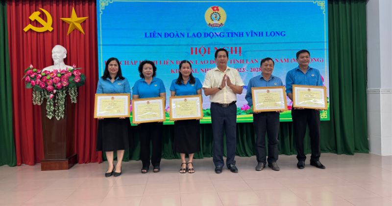 Nhieu cac tap the, ca nhan tieu bieu trong cac phong trao thi dua va hoat dong cong doan duoc bieu duong khen thuong. Anh: Hoang Loc