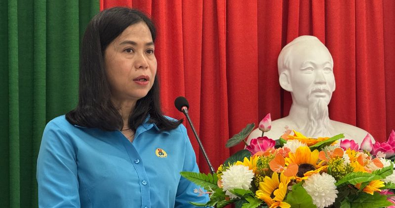 La Sra. Nguyen Thi My Dung - Presidenta Intering de la Federacion de Vueltos Vinh Long hablo en la conferencia. Foto: Hoang loc