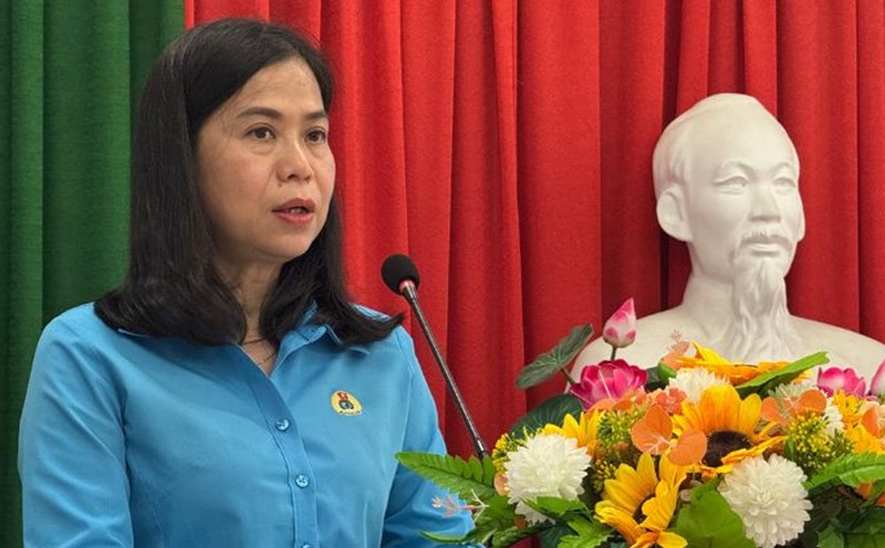 Ms. Nguyen Thi My Dung - Acting President of the Vinh Long Provincial Federation of Labor spoke at the Conference. Photo: Hoang Loc