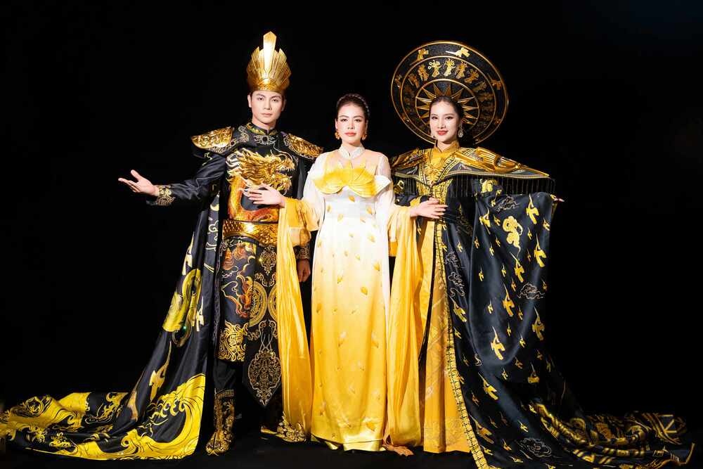 Designer Thoa Tran introduces the Huong Viet Ao Dai collection. Photo: Character provided