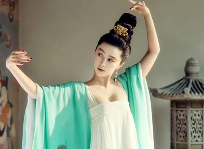 The Vietnamese musician said that in Vietnamese showbiz, there are also "adequate" contracts similar to the case of Pham Bang Bang. Photo: Pham Bang Bang in the movie "Duong Quy Phi"