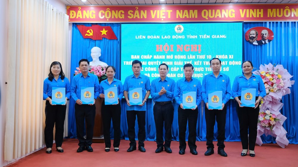 Chu tich LDLD Tien Giang trao Quyet dinh giai the cho 12 Cong doan cap tren truc tiep co so tai Hoi nghi cong bo cac quyet dinh ve to chuc bo may va cong tac can bo. Anh: My Ly
