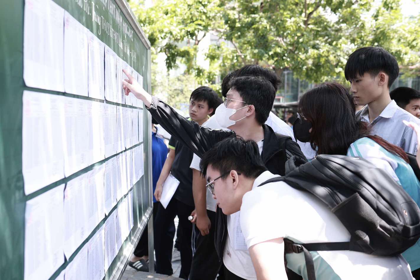 Thi sinh lam thu tuc du thi tot nghiep THPT nam 2025 tai diem thi Truong THCS&THPT Luong The Vinh (Ha Noi). Anh: Hai Nguyen