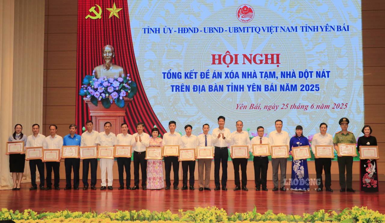 UBND tinh Yen Bai trao Bang khen cho 19 tap the, 16 ca nhan co thanh tich xuat sac trong thuc hien De an xoa nha tam, nha dot nat tren dia ban tinh Yen Bai nam 2025. Anh: Van Duc