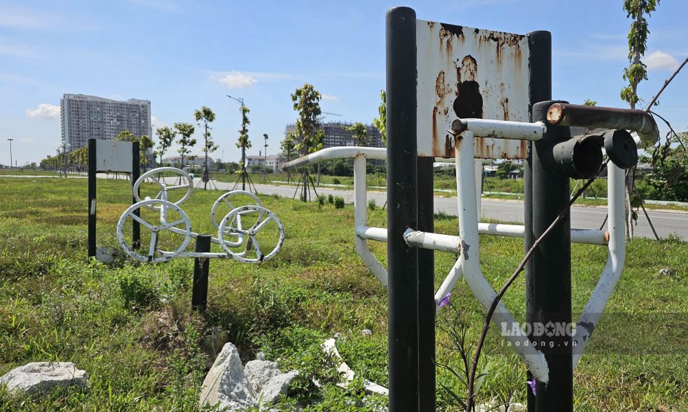 Tinh trang tuong tu xay ra doc tuyen duong To Huu. Hang loat thiet bi the duc ngoai troi da duoc lap dat nhung lai nam ngay tai khu vuc thuong xuyen thi cong cong trinh, xa khu dan cu. Ket qua la khong ai su dung.