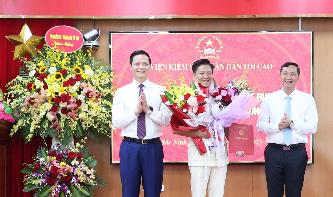 Chairman of the People's Committee of Bac Ninh province Vuong Quoc Tuan (far left) and Chairman of the People's Committee of Bac Giang province Nguyen Viet Oanh presented flowers to congratulate the new Chief Prosecutor of the People's Procuracy of Bac Ninh province, Doan Anh Phuong. Photo: Bac Ninh Portal