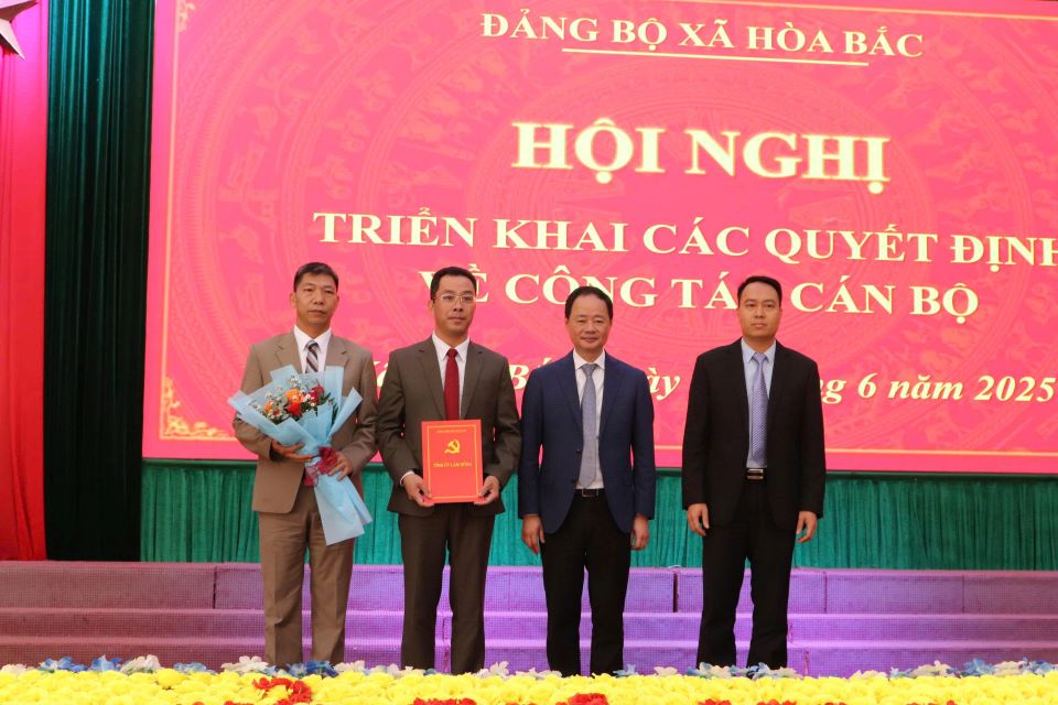 Mr. Tran Hong Thai - Chairman of Lam Dong Provincial People's Committee (middle) presented the decision to key personnel. Photo: Lam Hong