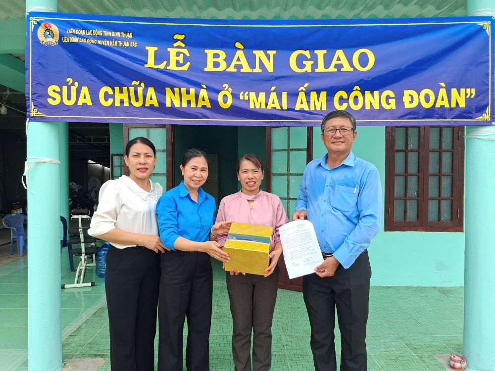 Doan vien vui mung nhan Mai am cong doan. Anh: Mong Trinh