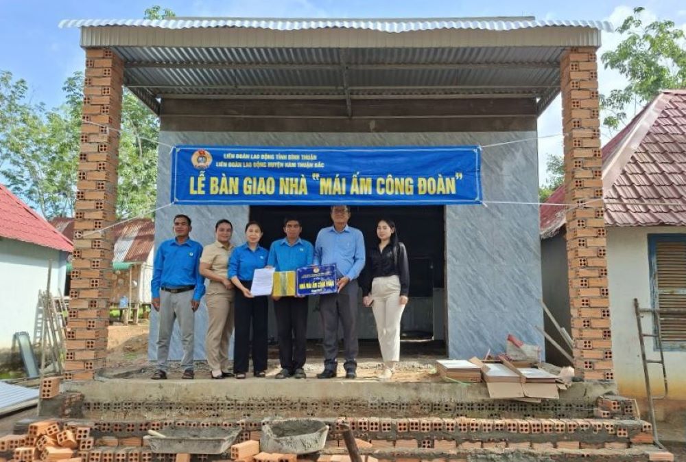 Mot mai am cong doan duoc trao cho doan vien. Anh: Mong Trinh