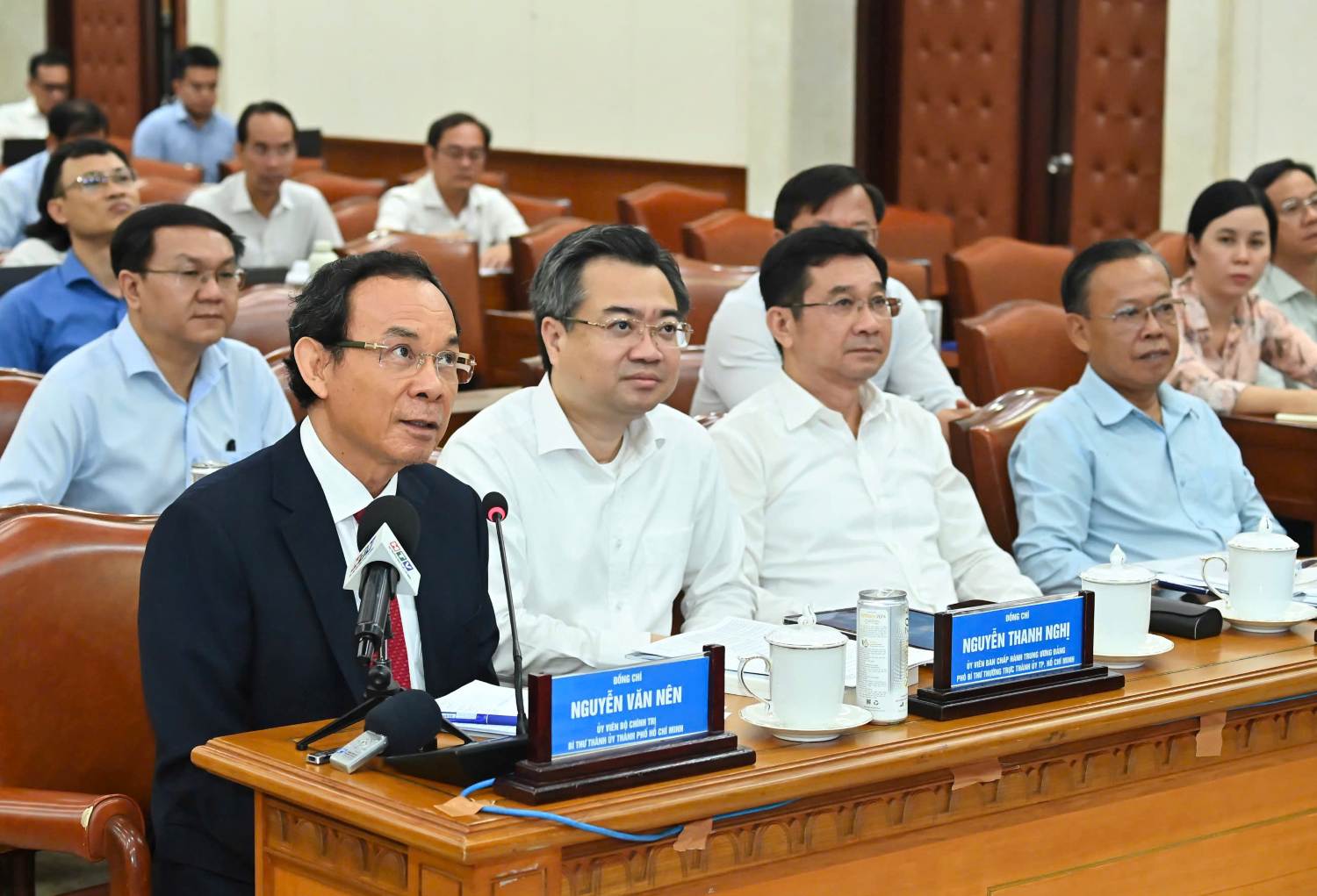 Bí thư Thành ủy TPHCM Nguyễn Văn Nên trao đổi trực tuyến với lãnh đạo một số phường, xã, đặc khu trong buổi vận hành thử nghiệm. Ảnh: Việt Dũng