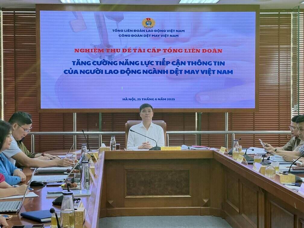 Vice President of the Vietnam General Confederation of Labor Ngo Duy Hieu - Chairman of the Council for acceptance of the Vietnam General Confederation of Labor's Subject "Improving the capacity to access information of Vietnamese textile and garment workers". Photo: Kieu Vu