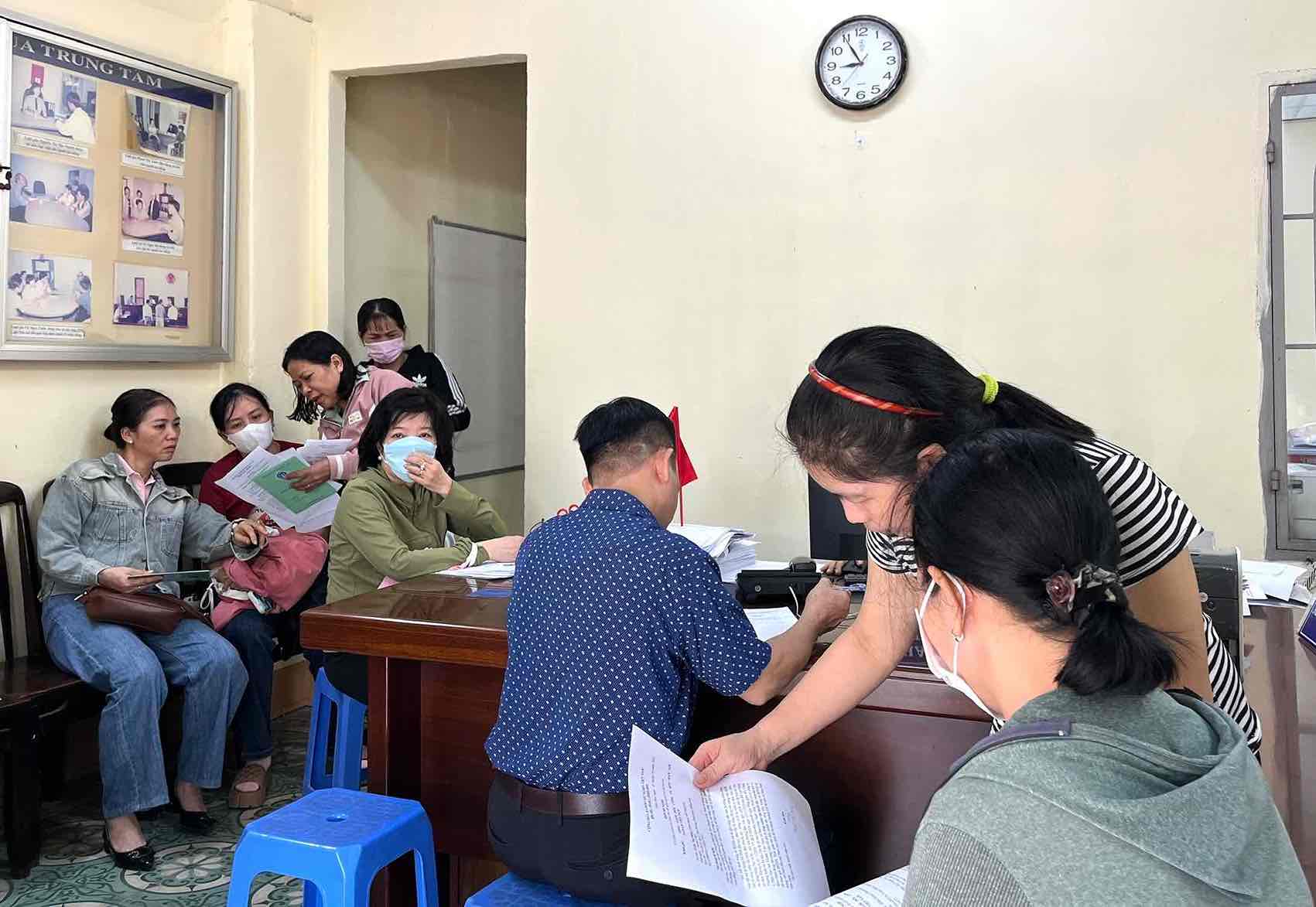 The Trade Union Legal Consulting Center, Dong Nai Provincial Federation of Labor is providing legal support to workers affected by social insurance benefits. Photo: HAC