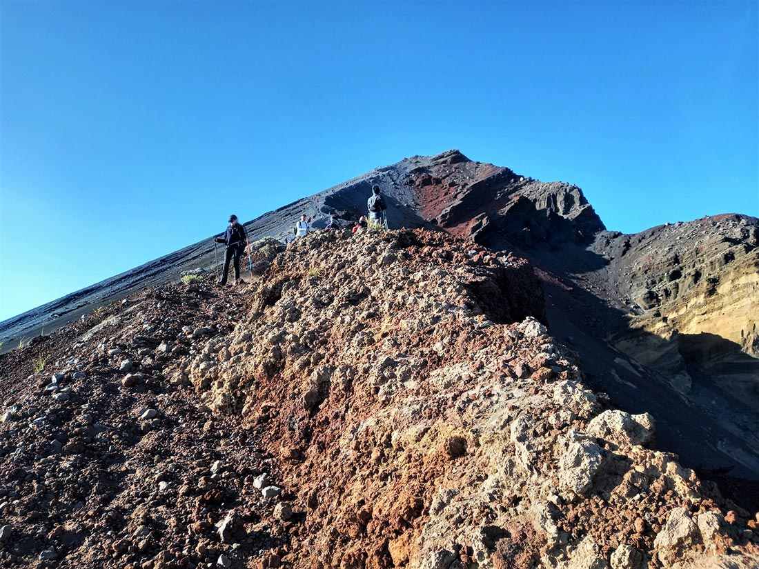 Doan leo len dinh nui lua Rinjani rat de truot chan, du khach leo nui can can trong tung buoc di. Anh: Huong Chi