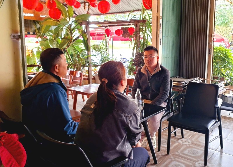 NLĐ phản ánh tình trạng bị bỏ rơi, nợ lương không lối thoát với PV Lao Động. Ảnh: Nguyễn Hoàng