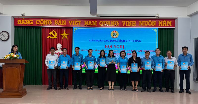 La Federacion Laboral de Vinh Long Province otorgo la decision al representante del sindicato superior directamente a nivel de base, la Facultad de base de la Escuela Politica Pham colgo disuelto. Foto: Hoang loc