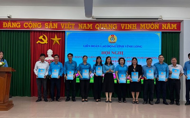 The Vinh Long Provincial Federation of Labor presented the Decision to the representative of the trade union at the level directly above the grassroots level, the Trade Union of Pham Hung Political School was dissolved. Photo: Hoang Loc