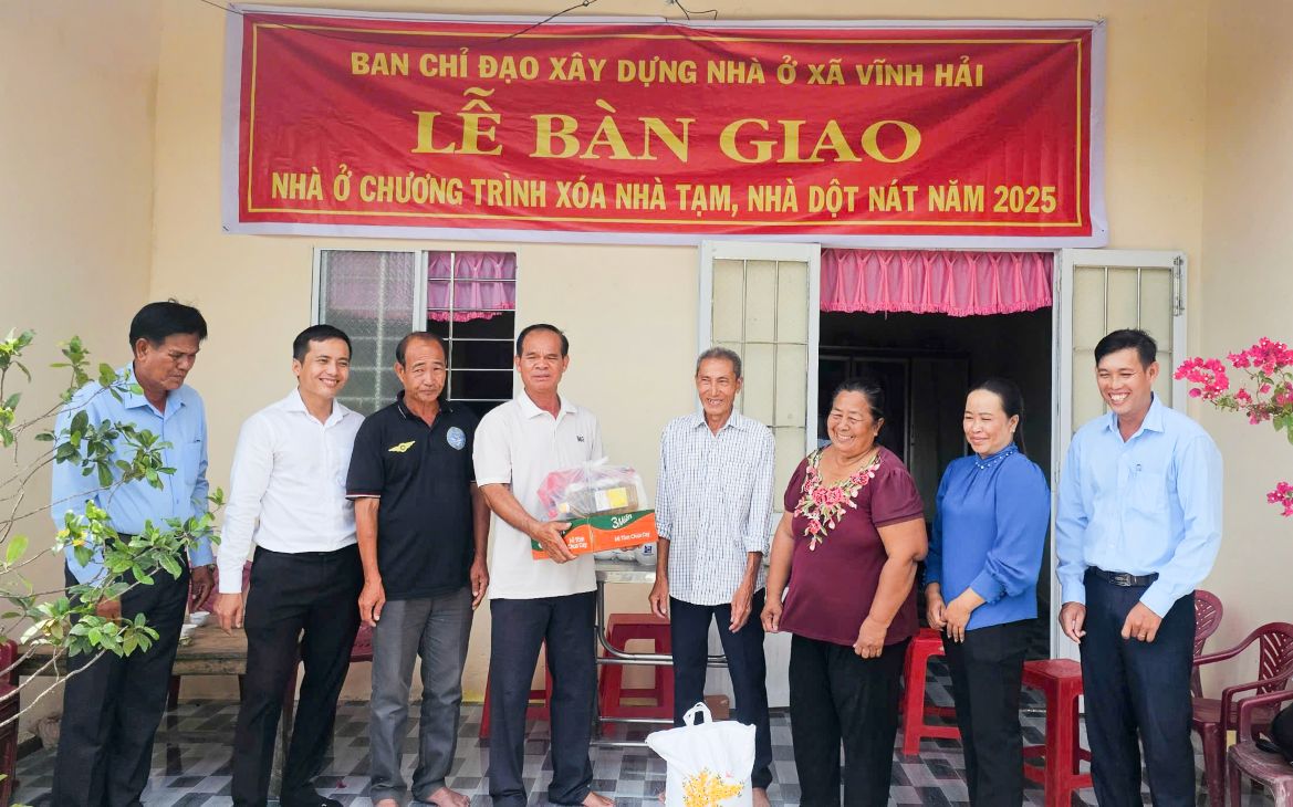 Nguoi dan vui mung khi duoc ho tro nha moi. Anh: Phuong Anh