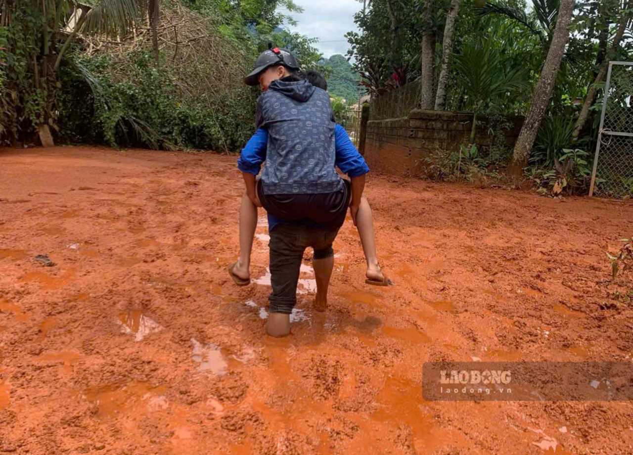 Many students have to wade through mud up to their knees to get to the high school graduation exam score. Photo: Hoang Thieu.