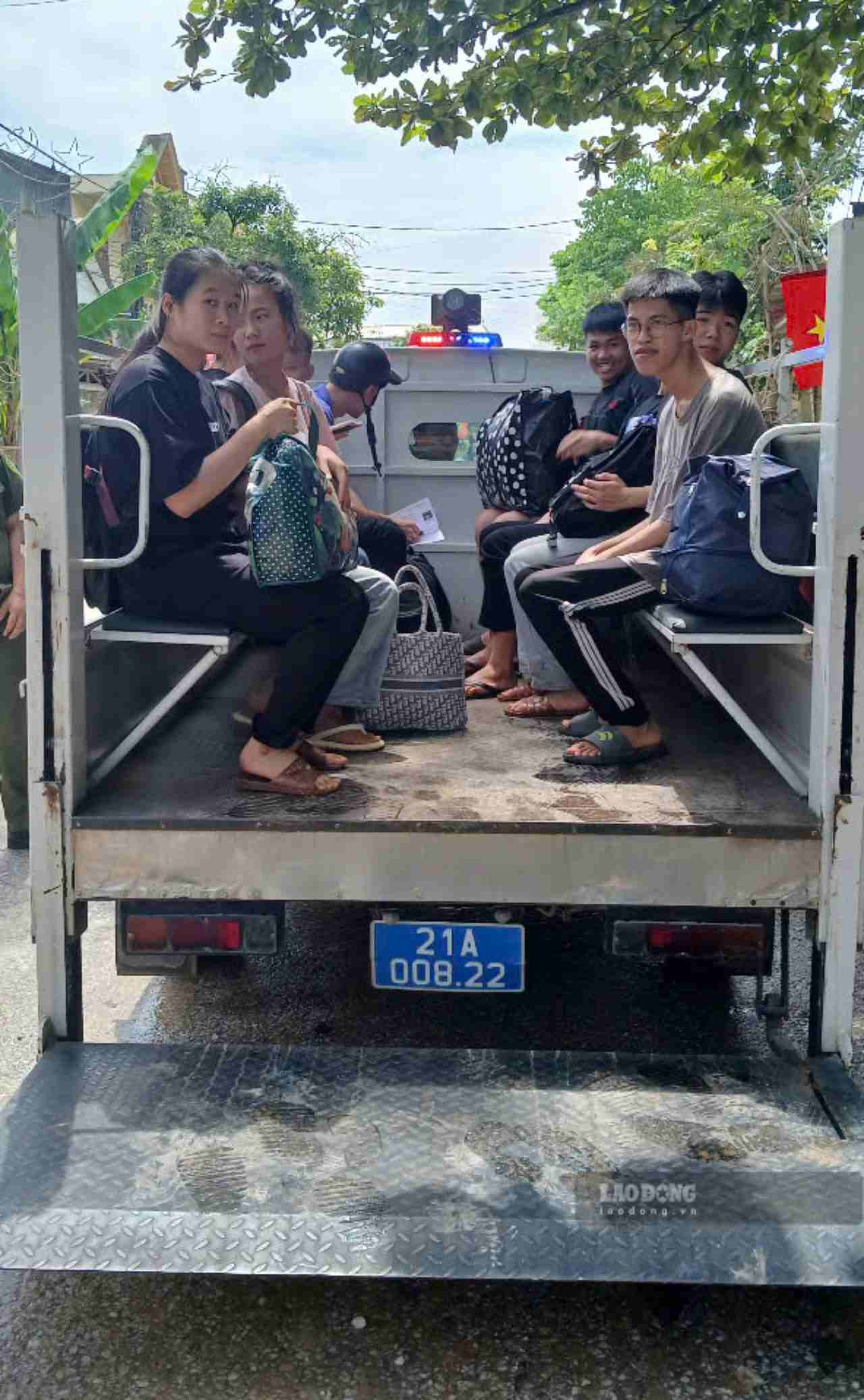 Cac phuong tien xe chuyen dung cua luc luong Cong an xa duoc huy dong de ho tro cac thi sinh den diem thi tot nghiep THPT dung gio. Anh: Hoang Thieu.