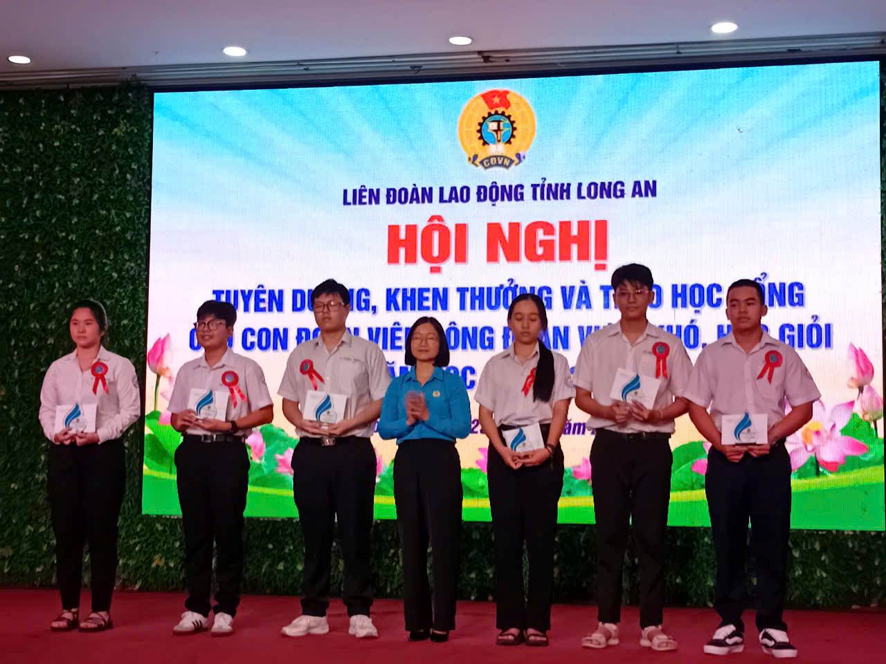 Vice President of Long An Provincial Federation of Labor Pham Thi Quyen presented awards to outstanding students. Photo: Ky Quan