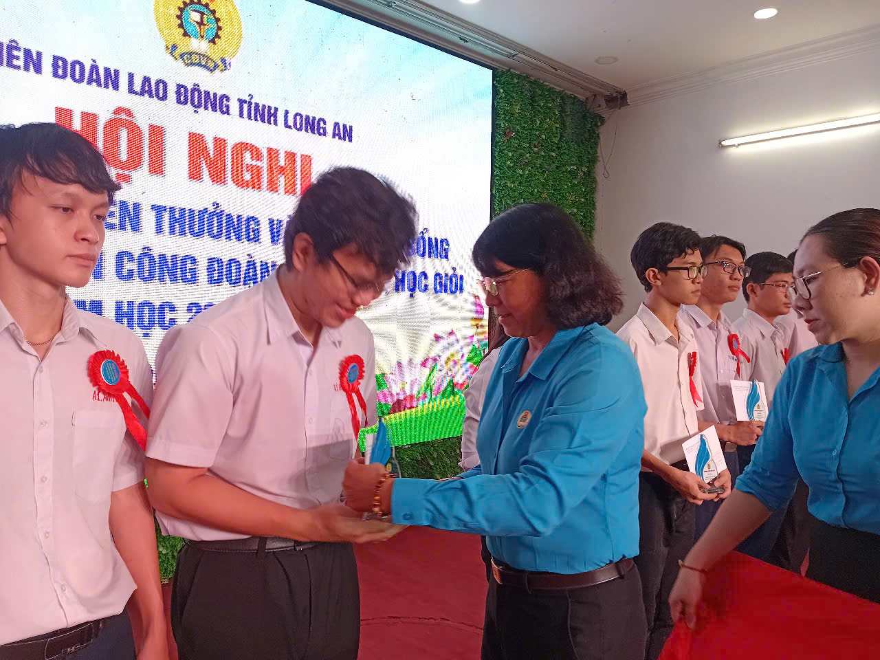 Ba Le Thi Thu Cuc trao thuong cho hoc sinh gioi cap Quoc gia. Anh: ky Quan