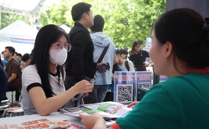 Cadres and civil servants transferred to work due to staff streamlining are entitled to policies according to Decree 154/2025/ND-CP. Photo: Luong Hanh.