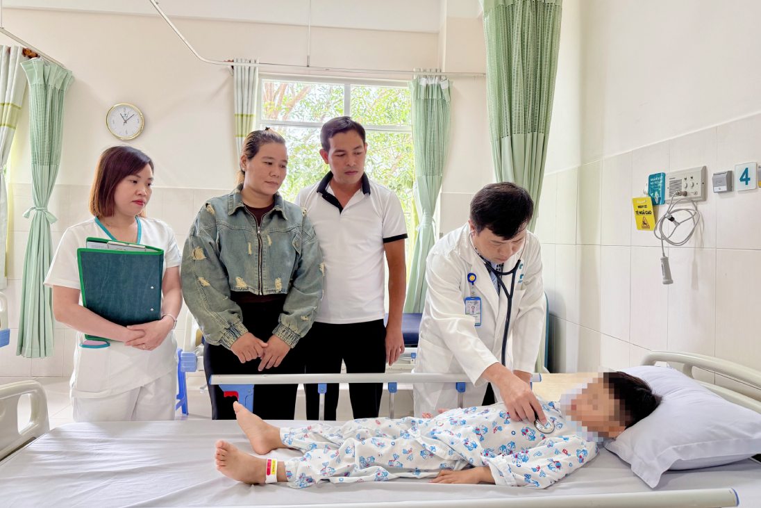 Bac si tham kham benh nhan Tony (tinh Tra Vinh). Anh: Benh vien cung cap
