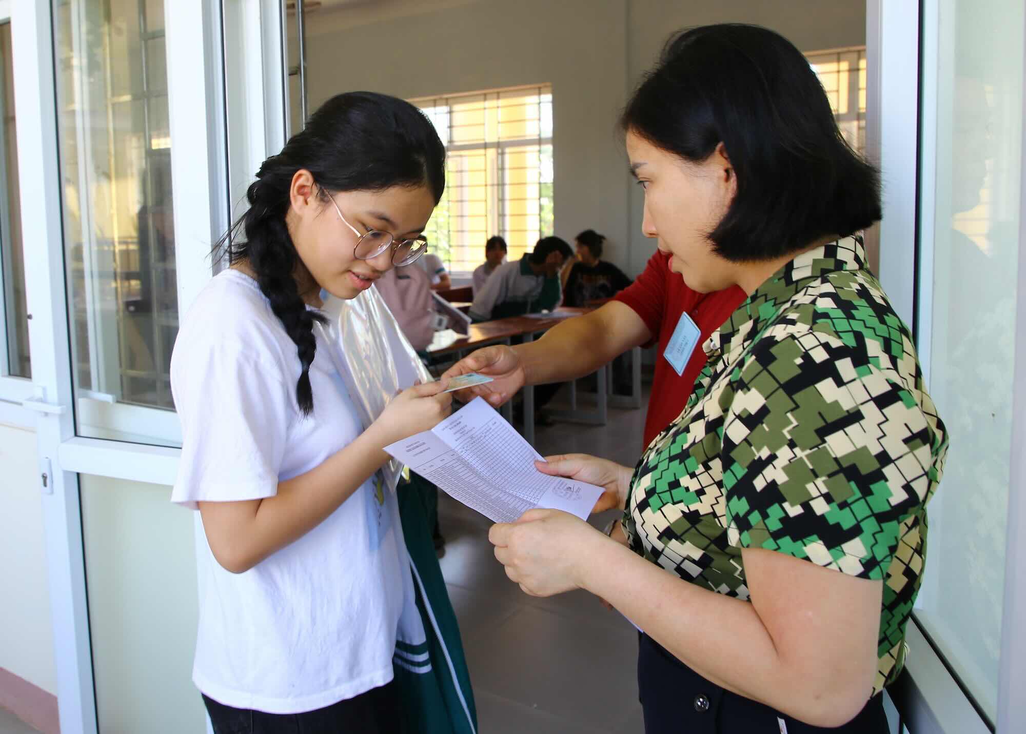 Thi sinh vao phong thi de lam thu tuc. Anh: Cong Sang