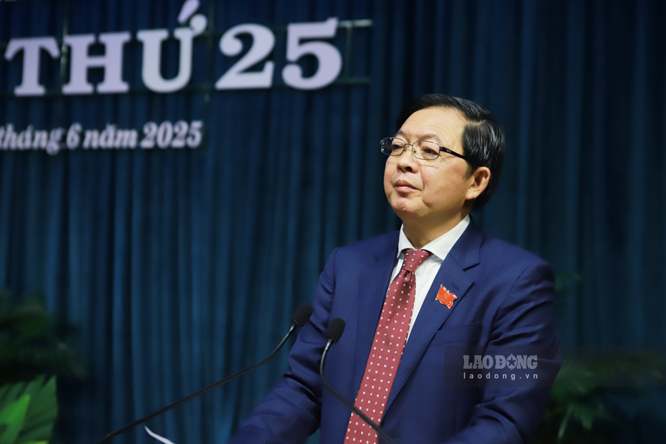 Sr. Ho Quoc Dung - Secretario del Comite del Partido Provincial, presidente del Consejo Popular de la Provincia de Binh Dinh cerro. Foto: Hoai Phuong