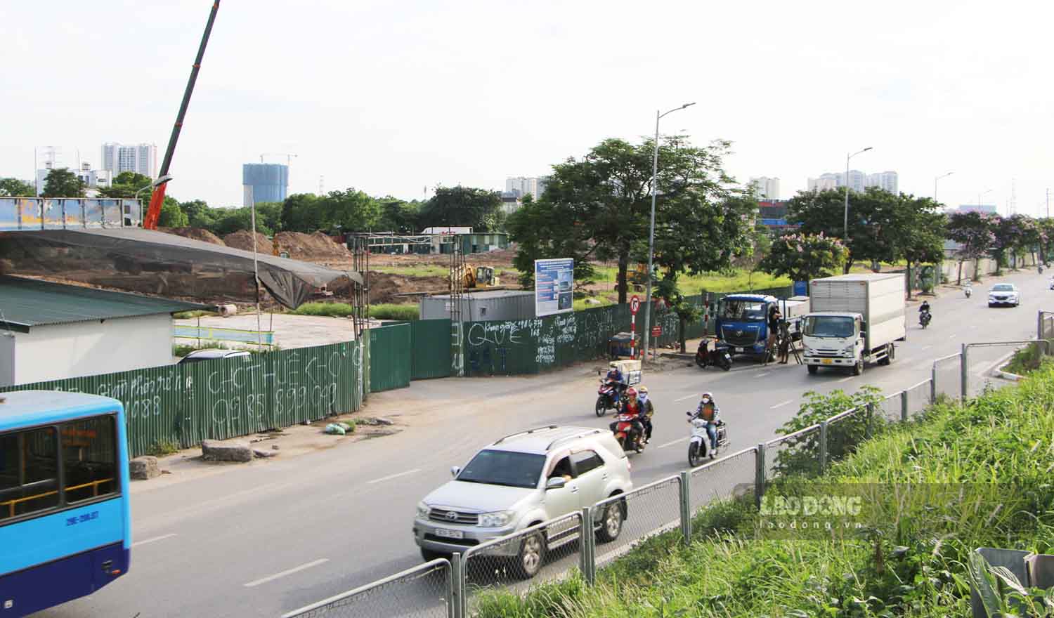 Nguoi dan dia phuong de nghi co phuong an to chuc giao thong phu hop khi Ben xe Yen So di vao hoat dong. Anh: Viet Bac.