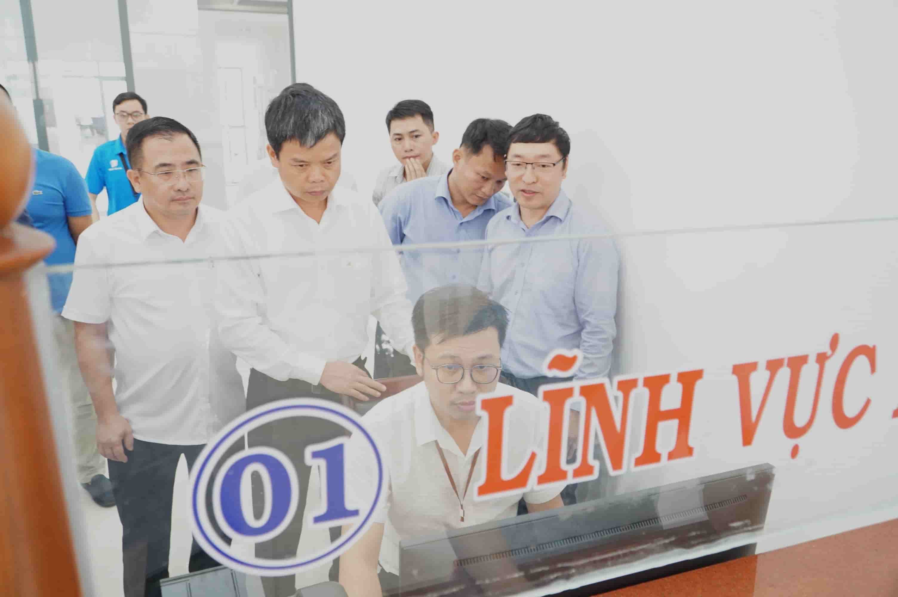 Los lideres de la provincia de GIA Lai verificaron y supervisaron en el nuevo Centro de Administracion Publica de Pleiku Ward. Foto: Thanh Tuan