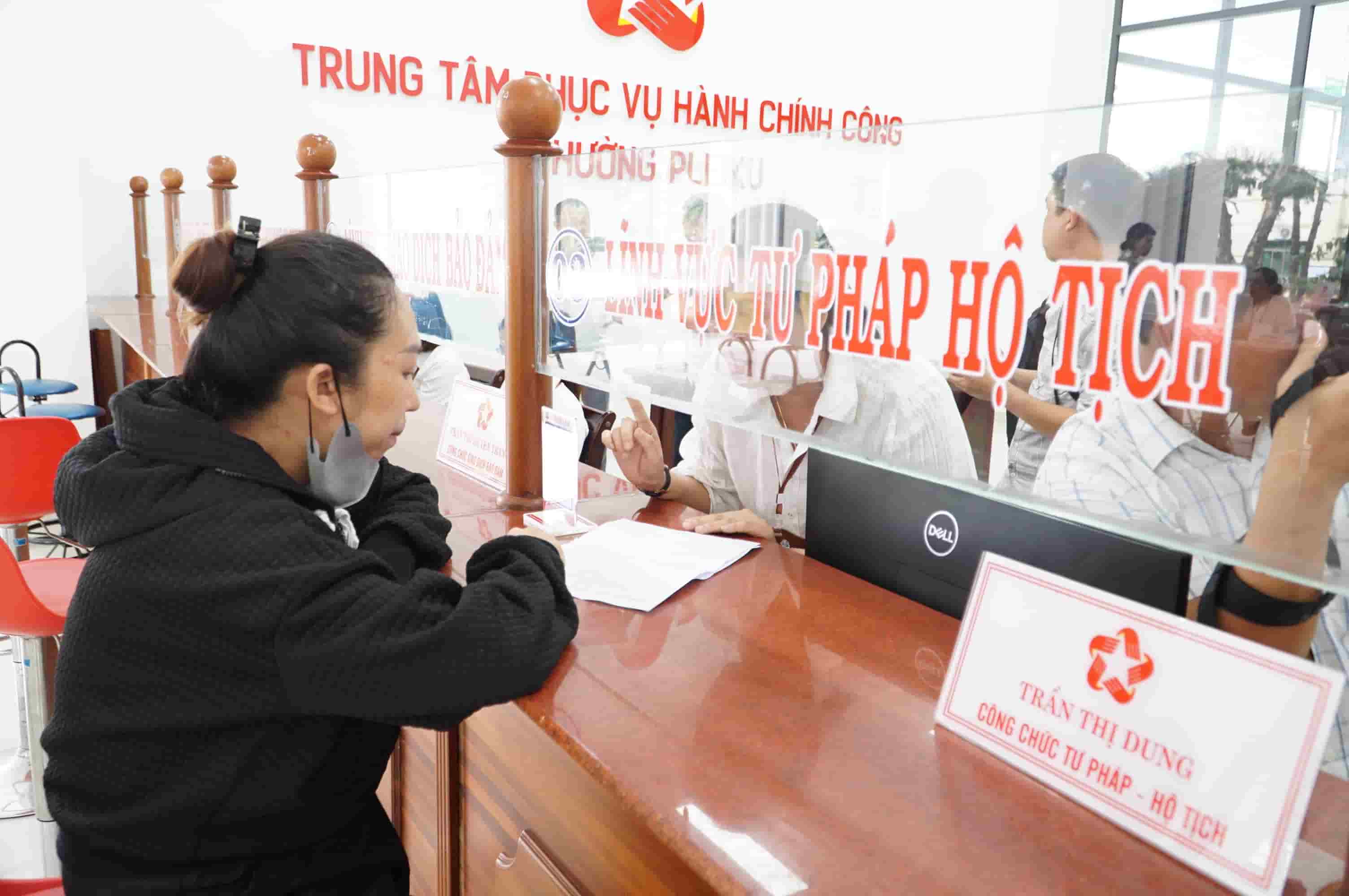 Nguoi dan den phuong Pleiku moi lam thu tuc hanh chinh, ho so dat dai. Anh: Thanh Tuan 