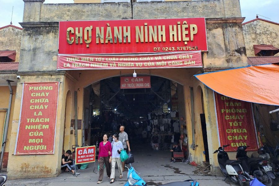 Cho Ninh Hiep va khu vuc lan can duoc xem la trung tam thoi trang lon bac nhat mien Bac. Anh: Yen Van