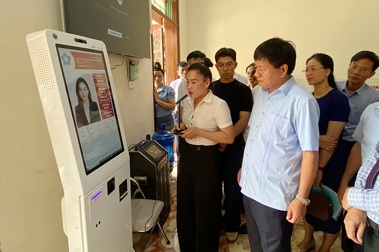 Chairman of Dien Bien Provincial People's Committee Le Thanh Do inspected the operation of the public service kiosk at the Thanh Nua Commune Public Administration Service Center. Photo: Thu Phuong