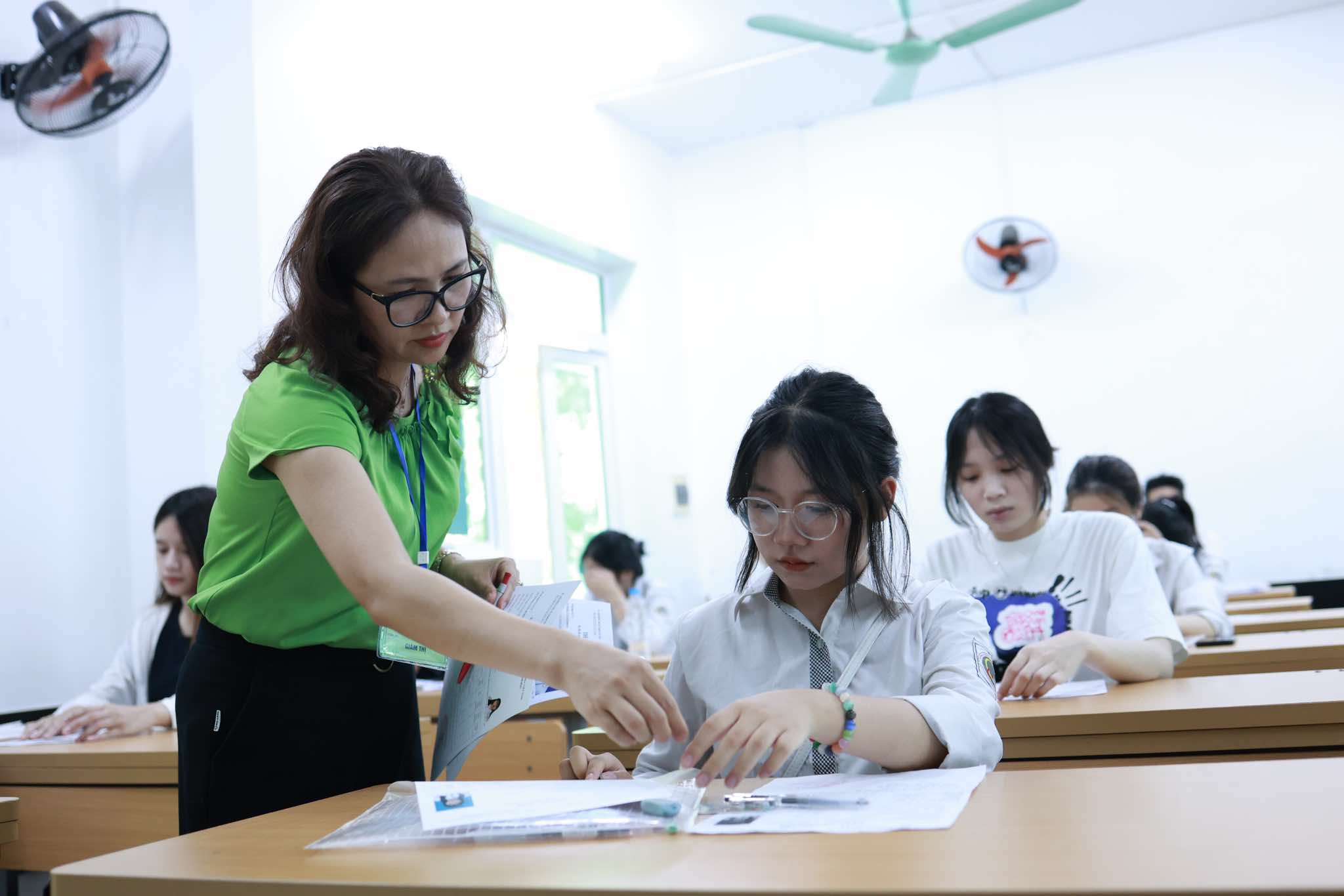 Thi sinh lam thu tuc thi tot nghiep THPT nam 2025. Anh: Hai Nguyen