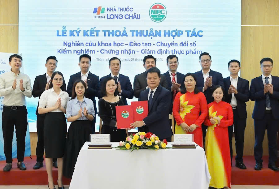Signing ceremony of cooperation agreement between Long Chau and the National Institute for Food Safety and Hygiene Testing - Ministry of Health. Photo: Provided by the Organizing Committee