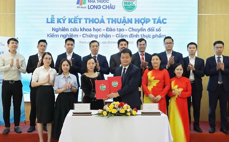 Signing ceremony of cooperation agreement between Long Chau and the National Institute for Food Safety and Hygiene Testing - Ministry of Health. Photo: Provided by the Organizing Committee