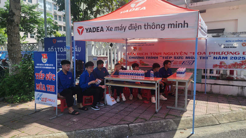 Cac don vi ho tro, tiep suc cho cac hoc sinh buoc vao ky thi thuan loi. Anh: Dinh Dai