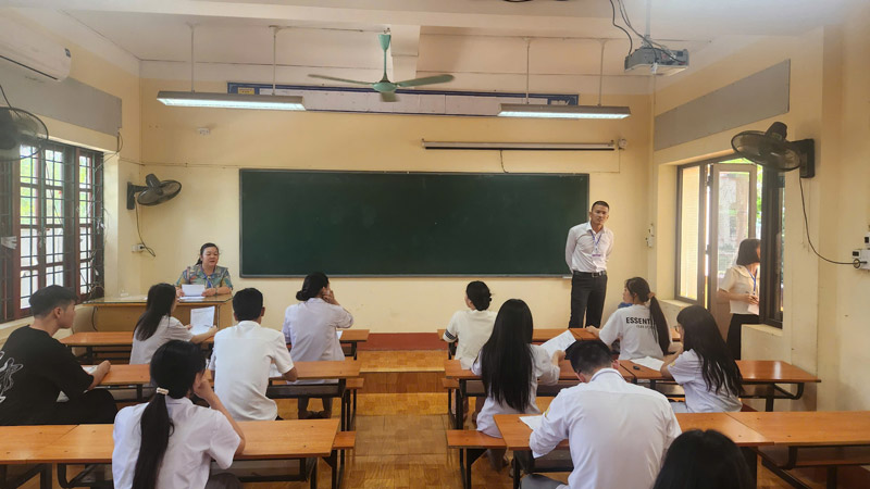 Candidates listen to the common test regulations. Photo: Trong Loc