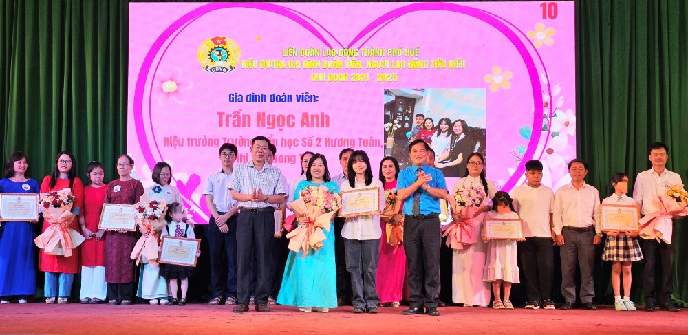 La Federacion Laboral de Hue elogio a 52 miembros del sindicato tipicos. Foto: Nguyen Luan