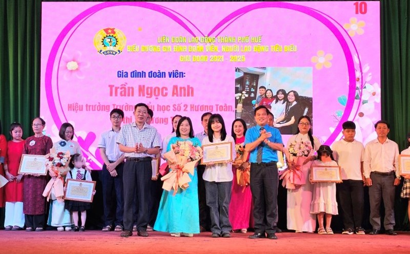The Hue City Labor Federation commended 52 exemplary union member families. Photo: Nguyen Luan