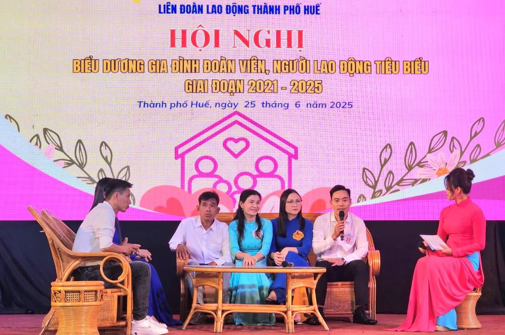 Cac gia dinh doan vien tieu bieu giao luu chia se kinh nghiem xay dung gia dinh hanh phuc. Anh: Nguyen Luan