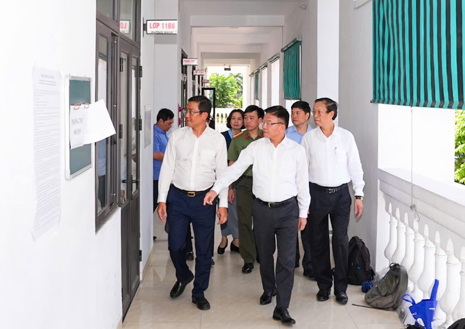 Deputy Prime Minister Le Thanh Long inspected the work of the candidates who passed the high school entrance exam in Hai Phong. Photo: Hai Phong Portal
